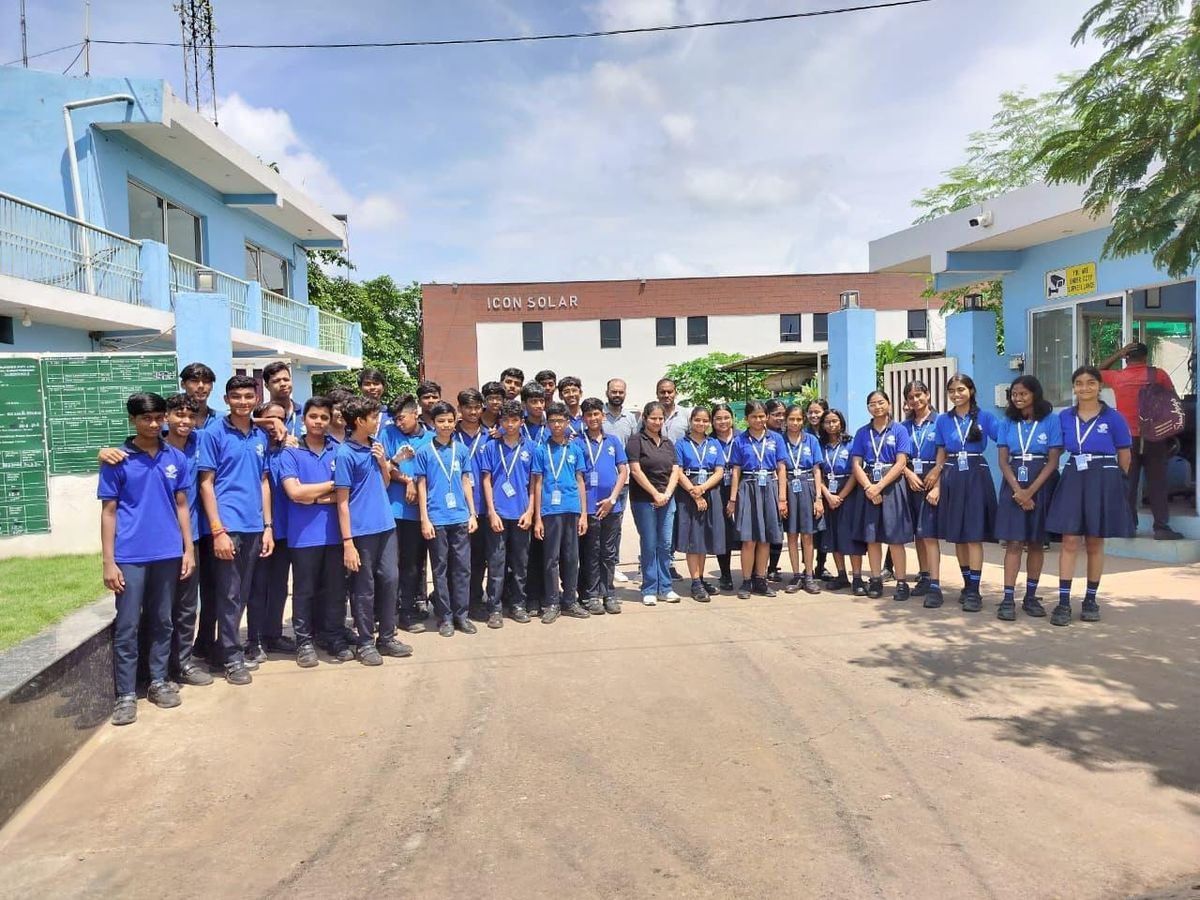 HexaMind students and mentors on campus